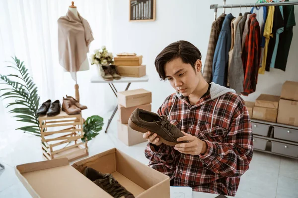 Jovem asiático online negócio loja proprietário verificar seu produto — Fotografia de Stock