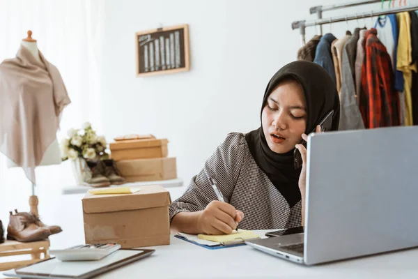 Dropshipping üzlet tulajdonosa dolgozik az irodájában — Stock Fotó