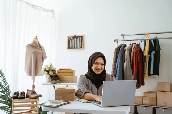 Muszlim üzletasszony online e-kereskedelmi bolt tulajdonosa dolgozik az irodájában — Stock Fotó