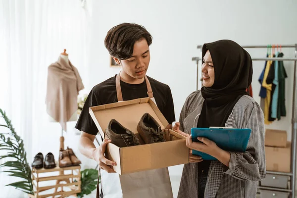 Kleine ondernemer op zoek naar hun product klaar om naar de klant te sturen — Stockfoto