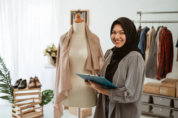 Muslim fashion designer sell her product on online ecommerce shop — Stock Photo, Image