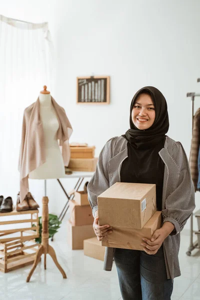 온라인 사업장에서 일하는 이슬람 여성 — 스톡 사진