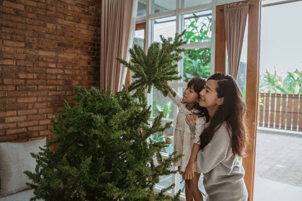 Fille heureuse avec mère faisant arbre de Noël à la maison — Photo