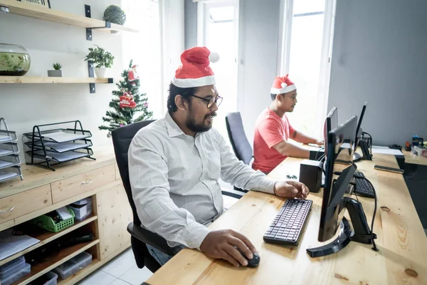 圣诞节期间在办公室工作的亚洲工人小组 — 图库照片