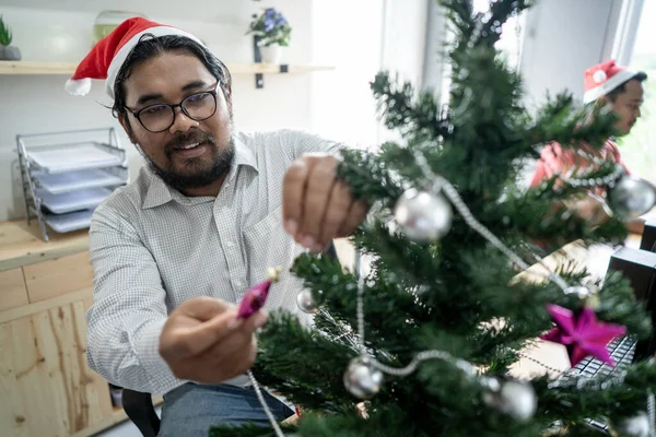 Happy pekerja dekorasi pohon Natal — Stok Foto