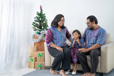 Kızı olan Asyalı bir aile Noel 'de eğleniyor.