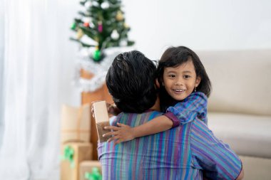Baba, Noel günü sürpriz bir hediye ver.