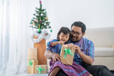 Baba, Noel günü sürpriz bir hediye ver.