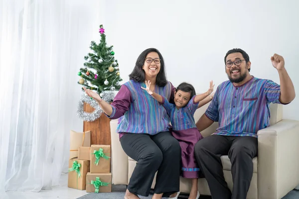 Famiglia indonesiana celebrazione di Natale — Foto Stock