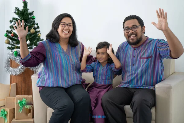 Aziatische familie met dochter hebben plezier tijdens kerst — Stockfoto
