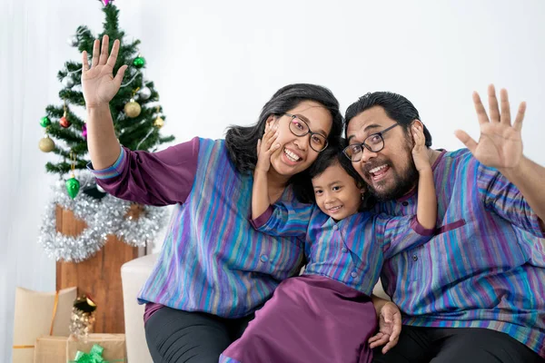 Azjatycka rodzina z córką bawiącą się podczas świąt Bożego Narodzenia — Zdjęcie stockowe