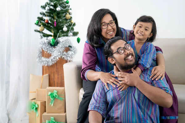 ครอบครัวอินโดนีเซียฉลองคริสต์มาส — ภาพถ่ายสต็อก