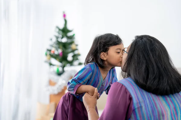 Ibu dan anak merangkul dan mencium satu sama lain di hari Natal — Stok Foto