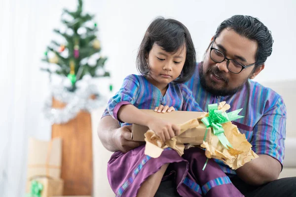 Pai e filha presente aberto — Fotografia de Stock