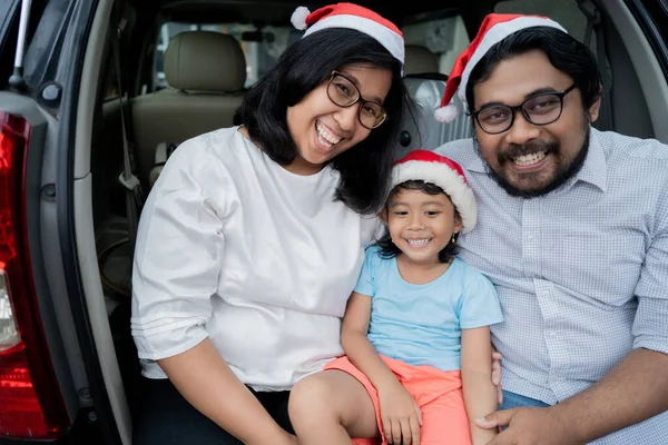 Famiglia con valigia seduta sul bagagliaio dell'auto — Foto Stock