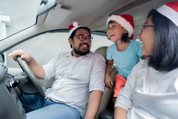 Famiglia in vacanza alla guida di una macchina — Foto Stock