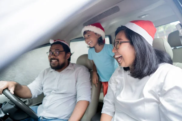 Famiglia in vacanza alla guida di una macchina — Foto Stock