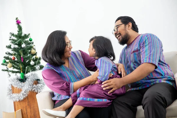 Keluarga asia dengan anak perempuan bersenang-senang selama Natal — Stok Foto