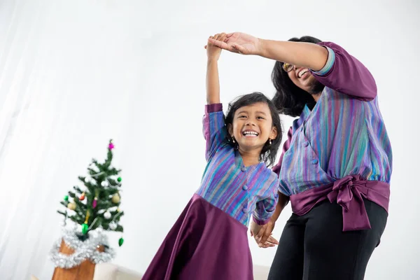 Ibu dan anak menari di hari Natal — Stok Foto