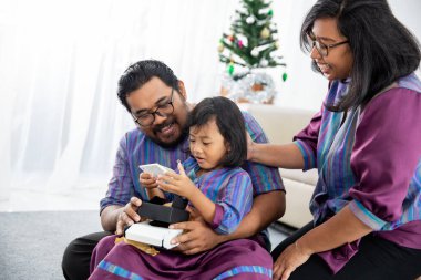 Kızı olan Asyalı bir aile Noel 'de eğleniyor.