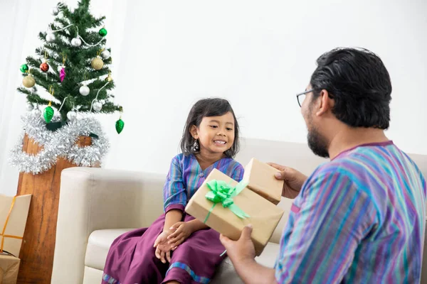 Pai e filha presente aberto — Fotografia de Stock