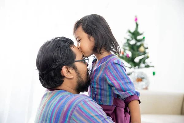 Ayah dan anak saling memeluk dan berciuman di hari Natal — Stok Foto