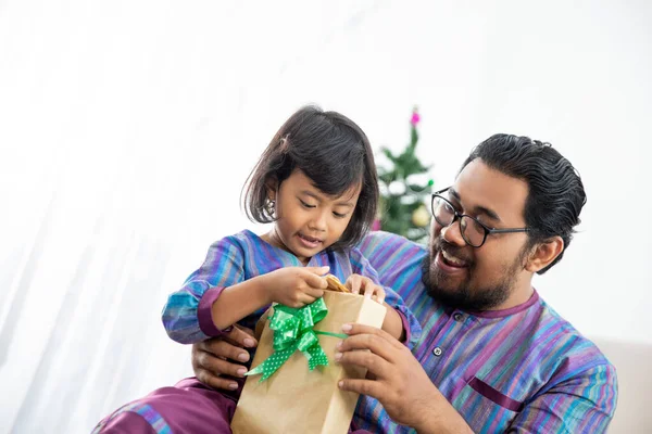 Ayah dan anak membuka hadiah — Stok Foto