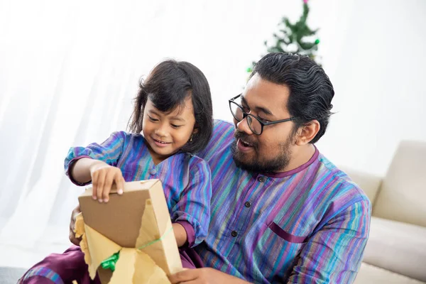 Батько і дочка відкриті подарунки — стокове фото