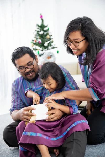 Família com filha presente de Natal aberto juntos — Fotografia de Stock