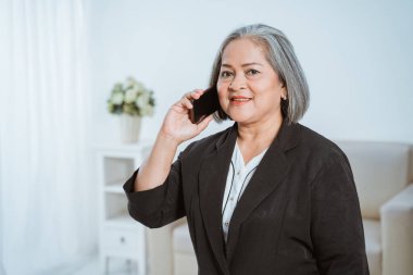 Yaşlı kadın bir çağrı yaptığında kendinden emin