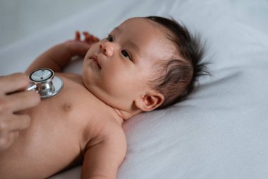 çocuk doktoru Doktor muayene bebek kız