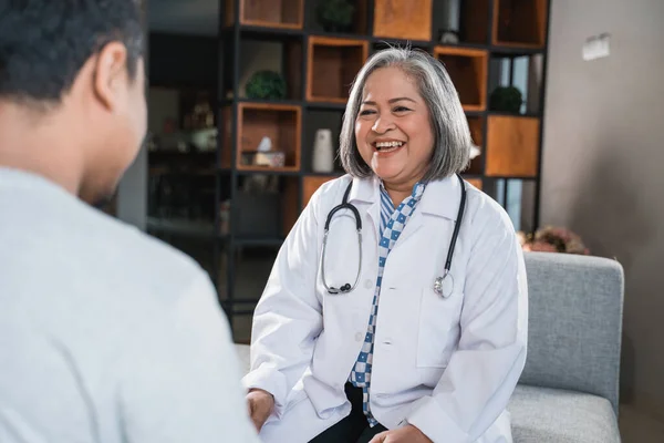 Médica sorridente vê a paciente — Fotografia de Stock