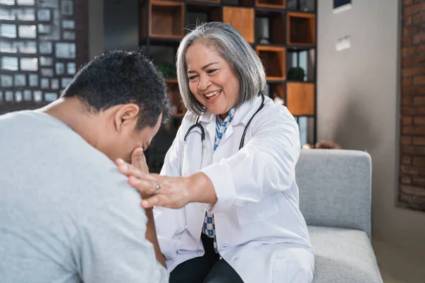 Los médicos hablan con hombres deprimidos —  Fotos de Stock