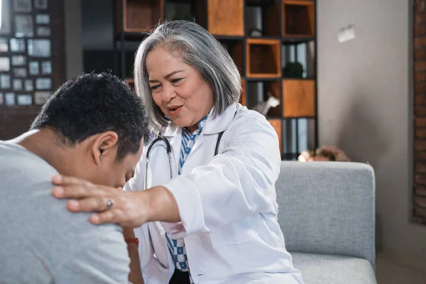 Artsen praten met depressieve mannen — Stockfoto