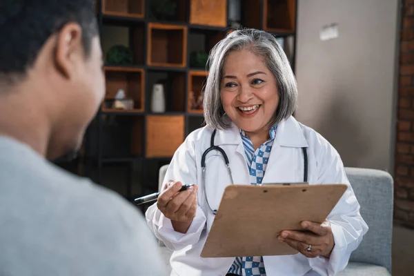 Notas médicas femininas com área de transferência — Fotografia de Stock