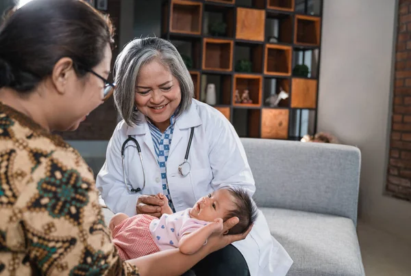 Médico examina um bebê pequeno — Fotografia de Stock