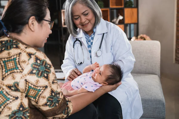 De arts vaccineert een vaccin voor baby 's — Stockfoto