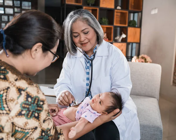 El médico está vacunando al bebé — Foto de Stock