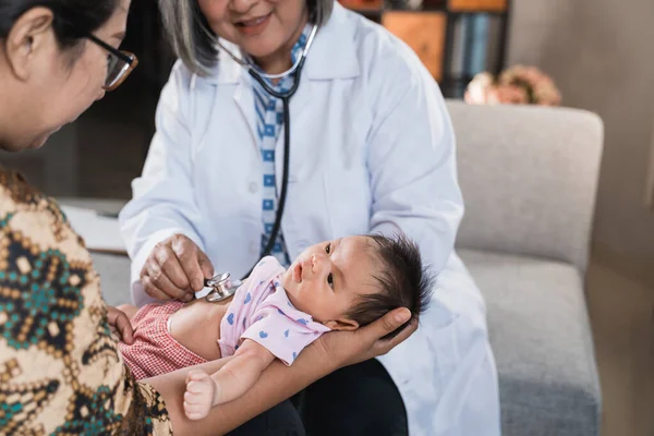 Médecin examine un petit bébé — Photo