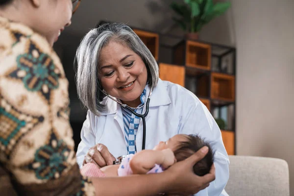 O médico está imunizando uma vacina para o bebê — Fotografia de Stock