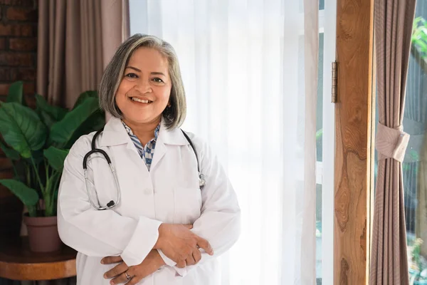 Médica feminina confiante com sorriso — Fotografia de Stock