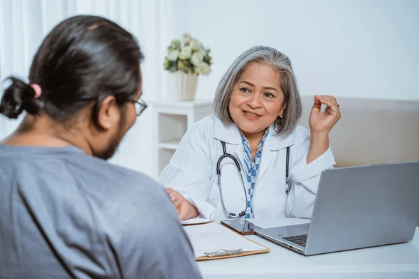 Doctors talk with patients — Stock Photo, Image