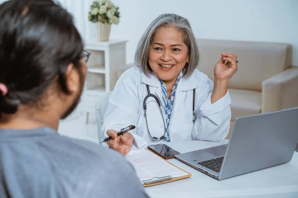 Doctors and patients talk and look at each other — Stock Photo, Image