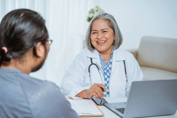 Artsen praten met patiënten — Stockfoto