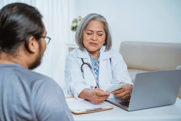 Artsen en patiënten praten en kijken elkaar aan — Stockfoto