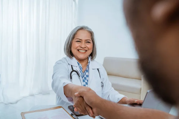 Médico y paciente estrechando las manos —  Fotos de Stock