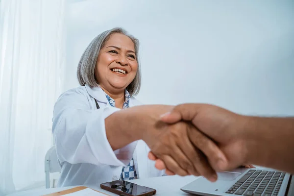 Doctor shakes hands with the patient — Stock Photo, Image