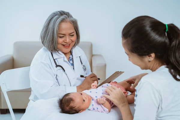 Doktor bebek için bir aşı bağışıklık kazandırıyor. — Stok fotoğraf