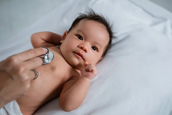Petit bébé tout examiné par un médecin — Photo