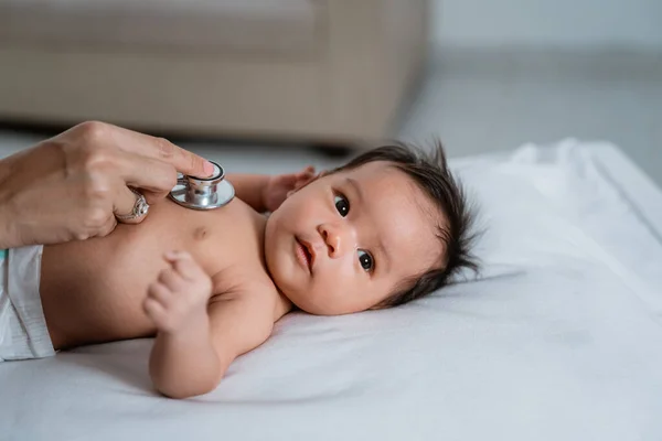 Pediatrician doctor examining baby girl — Stock Photo, Image